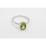 10ct white gold peridot solitaire ring weighs 1.9 grams. Fully hallmarked for 9ct gold and also