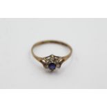 9ct gold sapphire & clear gemstone halo ring - weighs 1.1 g. Set with a sapphire in a cluster