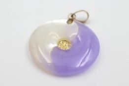 14ct gold lavender jade & mother of pearl Chinese pendant weighs 4.6 grams. Measures 3.3cm x 2.5cm
