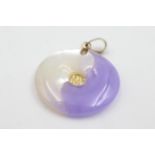 14ct gold lavender jade & mother of pearl Chinese pendant weighs 4.6 grams. Measures 3.3cm x 2.5cm