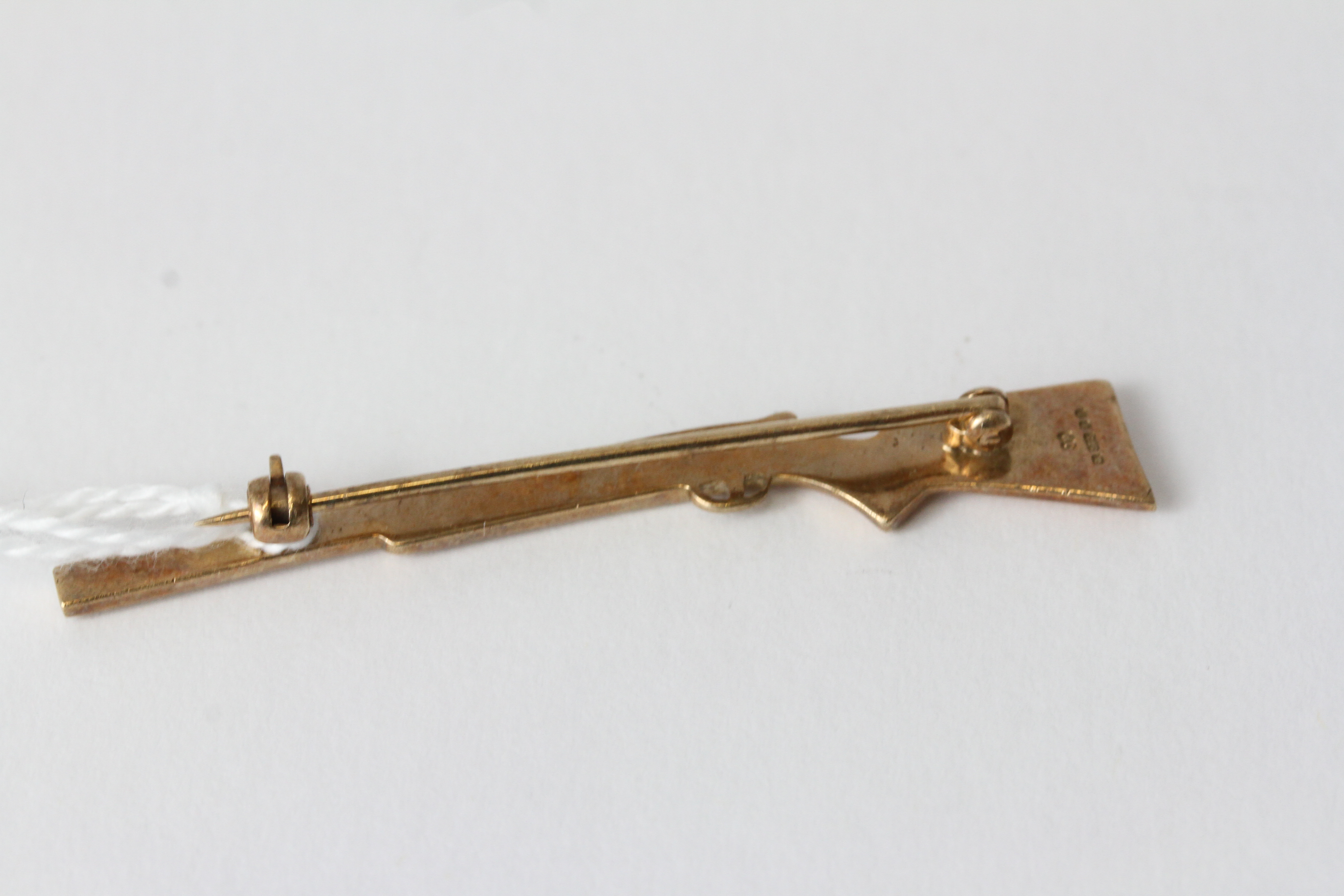 Vintage 9ct Gold Shotgun Hunting Brooch Fully hallmarked for 9ct Gold with a London Assay Office - Image 2 of 2