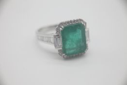 Fine 18ct Gold Emerald and Diamond Ring Set with a large 5.16 carat Emerald in the centre surrounded