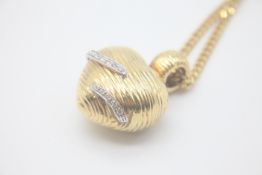 Fine 18ct Gold Diamond Heart Pendant Necklace Marked 18KT ITALY. The bale is hinged with a Ruby on