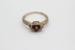 9ct gold vintage garnet & white topaz dress ring (2.2g)