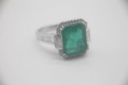 Fine 18ct Gold Emerald and Diamond Ring Set with a large 5.16 carat Emerald in the centre surrounded