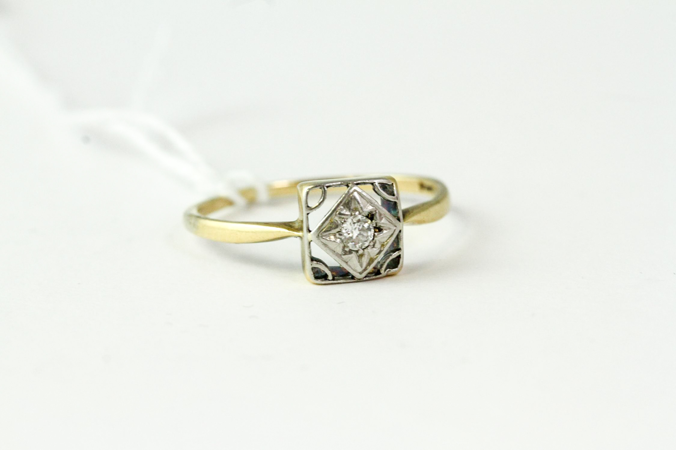 Antique 18ct gold art deco diamond . Marked 18ct PT. Uk size R Weighs 2.6 grams - Image 4 of 4