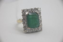 Fine 18ct Gold Emerald and Diamond Ring Set with a large Emerald in the centre measuring approx.