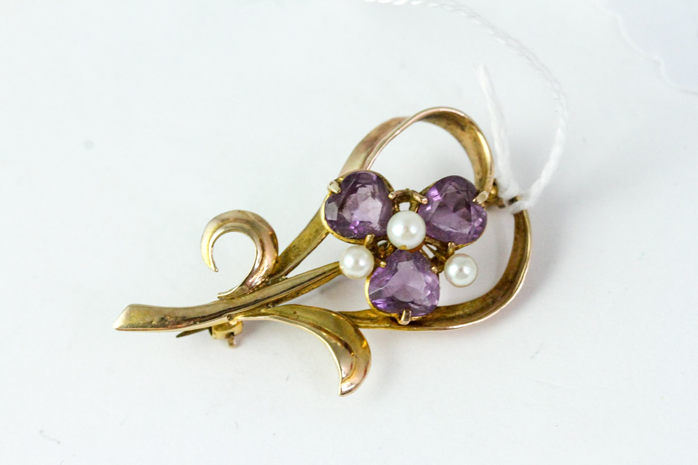 Fine 9ct gold amethyst brooch . Set with amethysts and pearls . Measureâ€™s 4.5cm in length . Weighs - Image 4 of 4