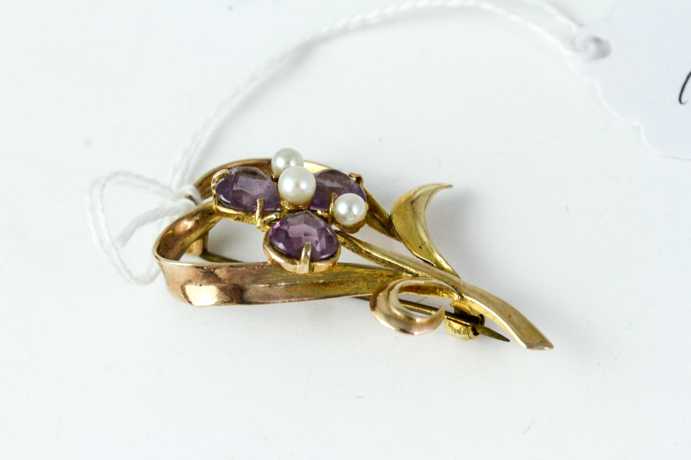 Fine 9ct gold amethyst brooch . Set with amethysts and pearls . Measureâ€™s 4.5cm in length . Weighs - Image 3 of 4