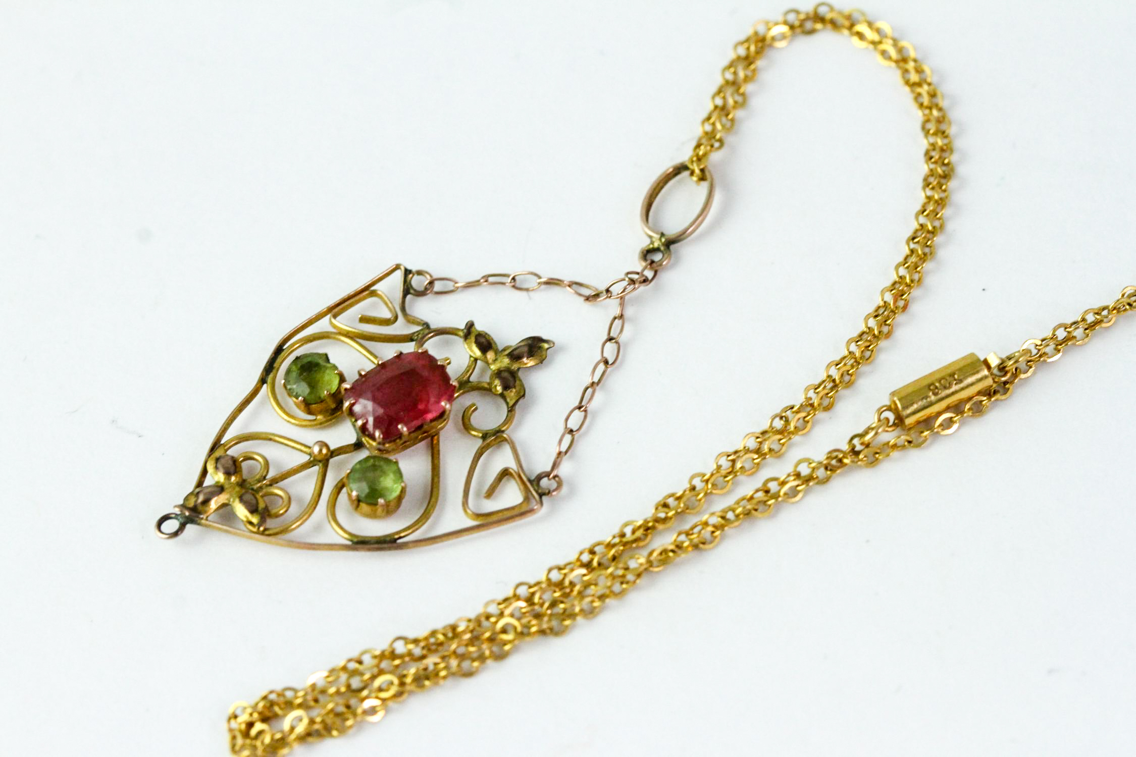 Antique 9ct gold suffragette pendant neckalce. Set in 9ct gold. Measures 40cm and the pendant