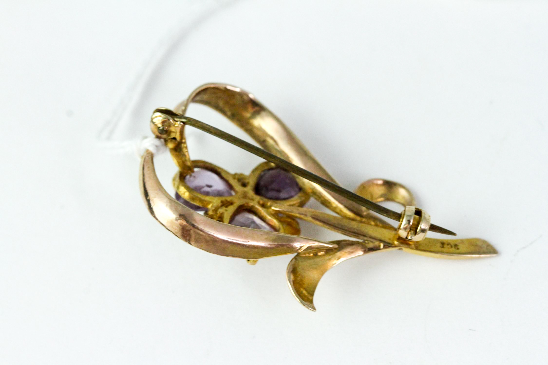 Fine 9ct gold amethyst brooch . Set with amethysts and pearls . Measureâ€™s 4.5cm in length . Weighs - Image 2 of 4