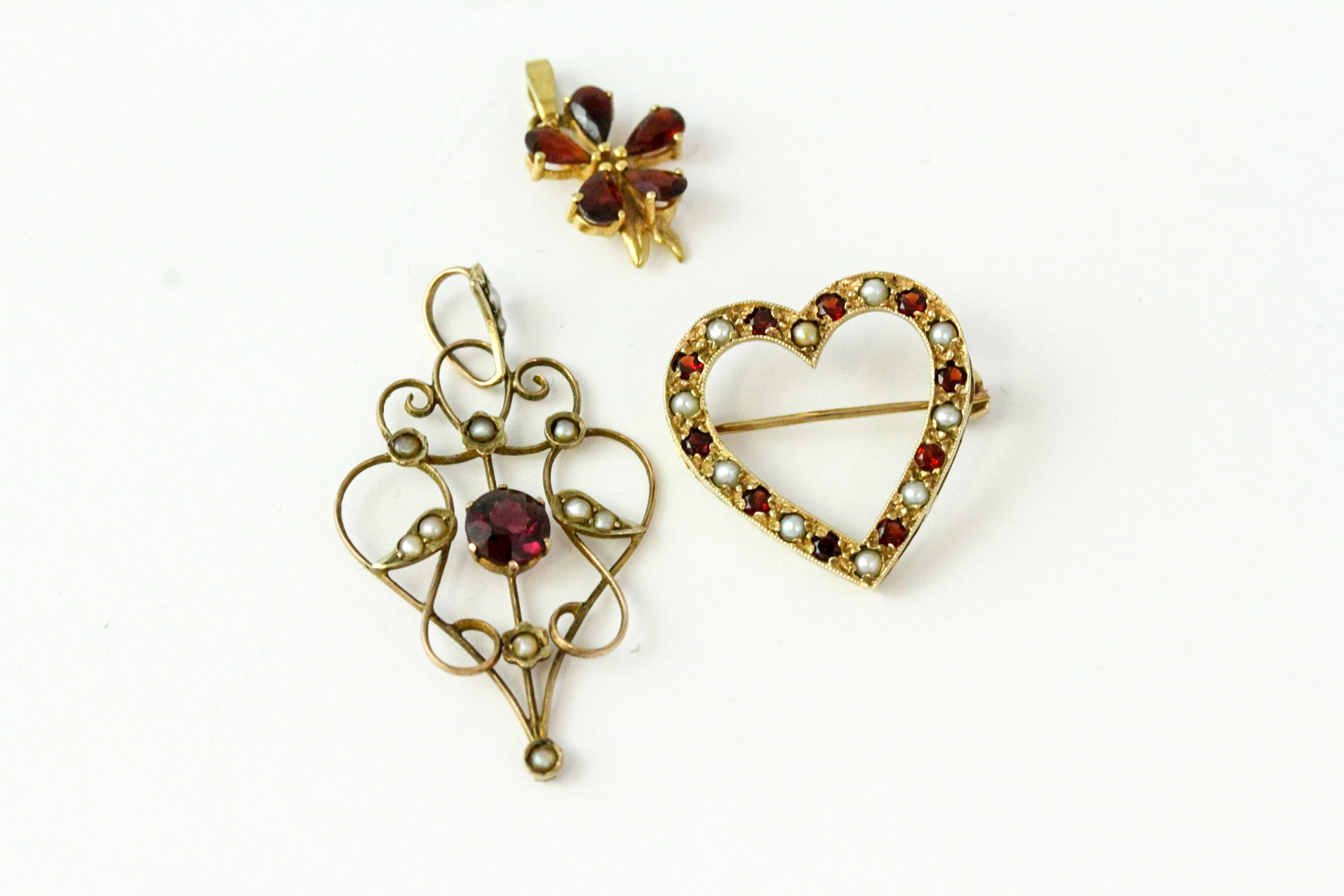 Vintage 9ct gold garnet and seedpearl jewellery , including a heart brooch, a garnet pendant and a