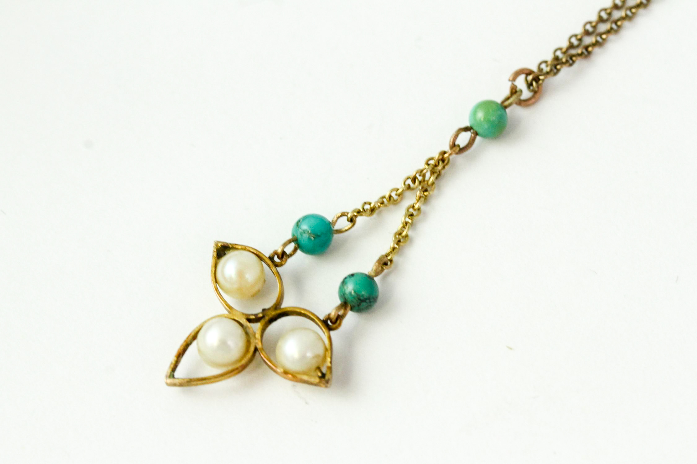 Fine 9ct gold turquoise and pearl necklace. Set in 9ct gold with turquoise and pearl measuring