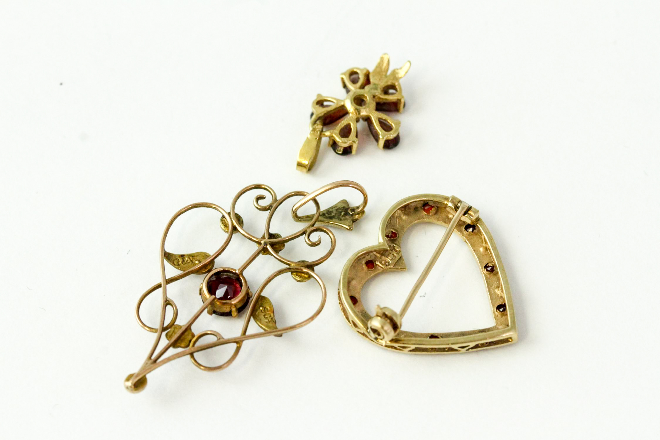 Vintage 9ct gold garnet and seedpearl jewellery , including a heart brooch, a garnet pendant and a - Image 2 of 2