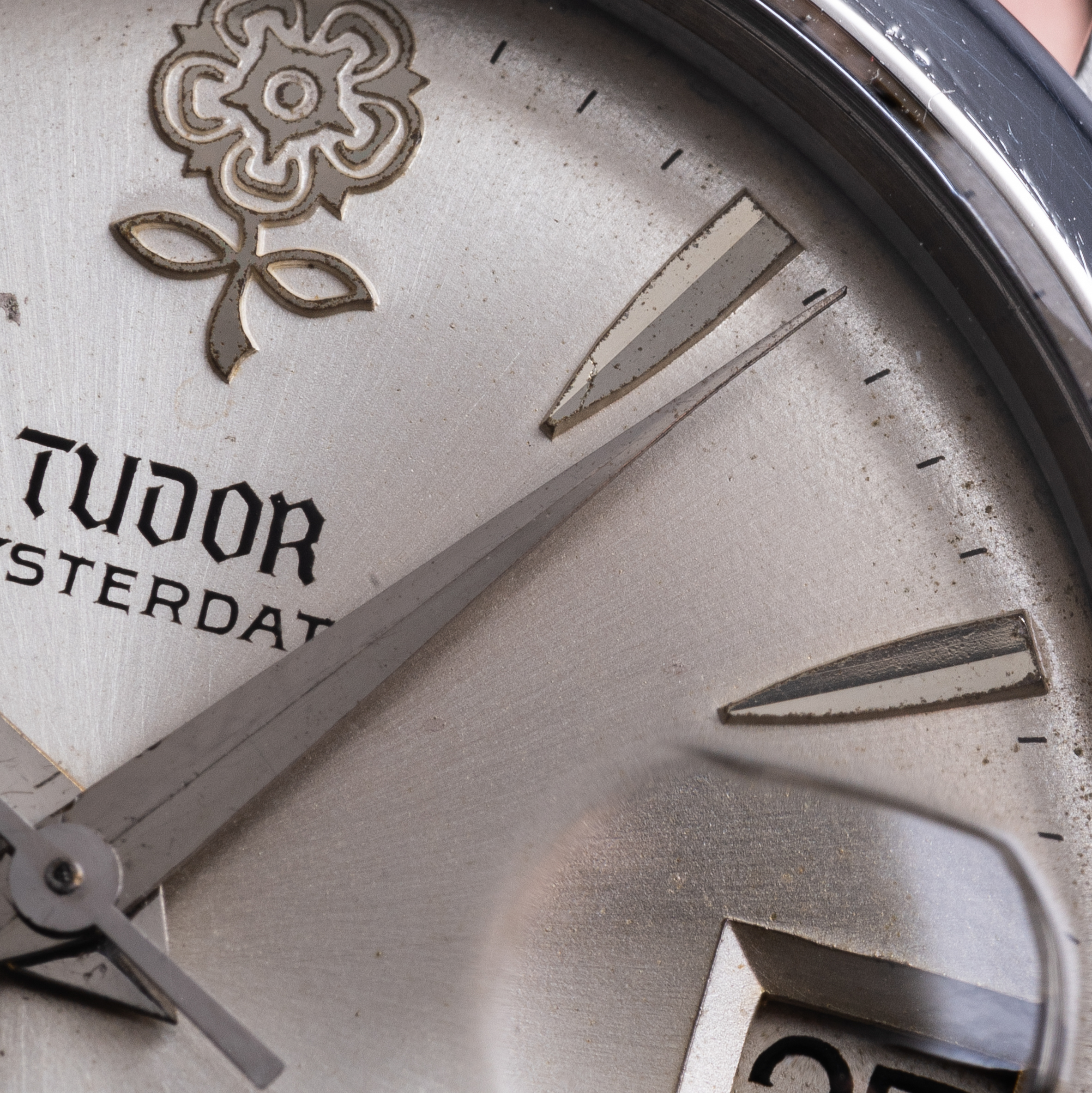 1962 TUDOR OYSTERDATE BIG ROSE WRISTWATCH MODEL 7962 MECHANICAL MANUAL WIND 34MM. REFERENCE 7962, - Image 10 of 12