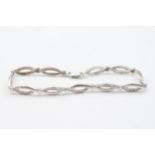 9ct white gold diamond panel bracelet (3.9g)