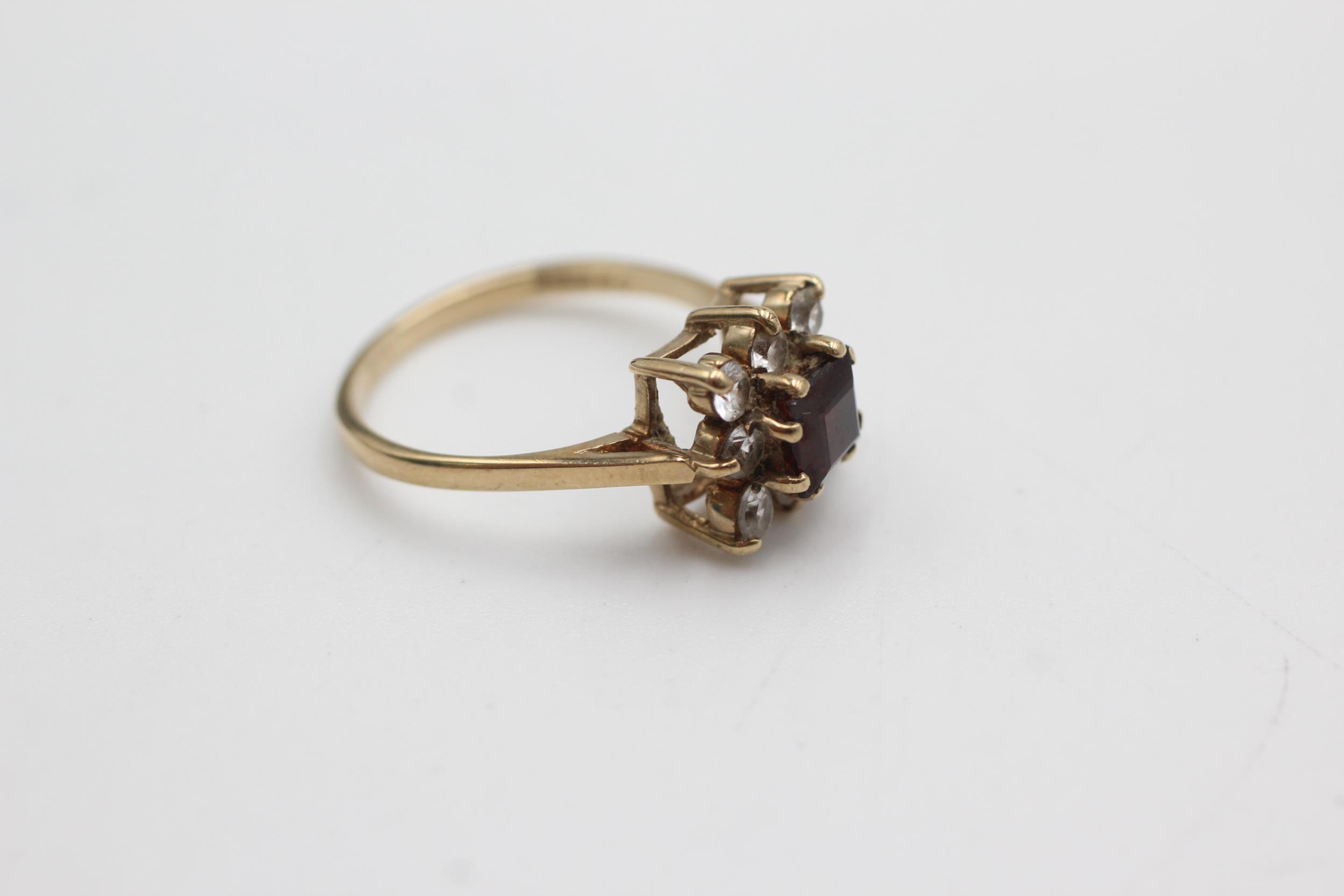 9ct gold vintage garnet & clear gemstone square cluster ring (2.5g) - Image 2 of 4