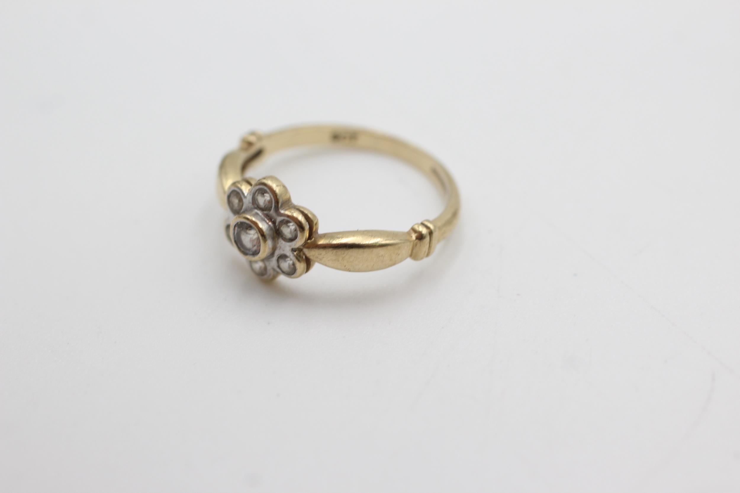 9ct gold vintage clear gemstone flower ring (2.2g) - Image 4 of 4