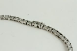 Fine 18ct white gold and diamond tennis bracelet. Set in 18ct white gold with diamonds. The bracelet