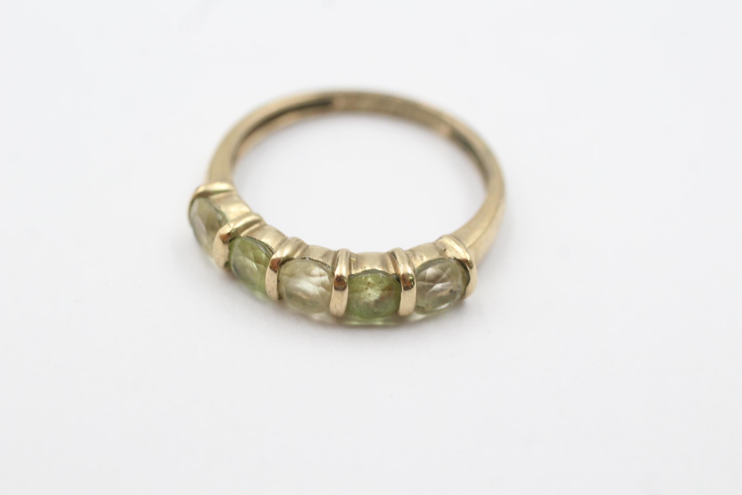 9ct gold vintage green gemstone five stone dress ring (1.8g) - Image 2 of 4