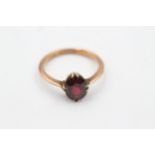 9ct gold garnet claw set ring (2.2g)