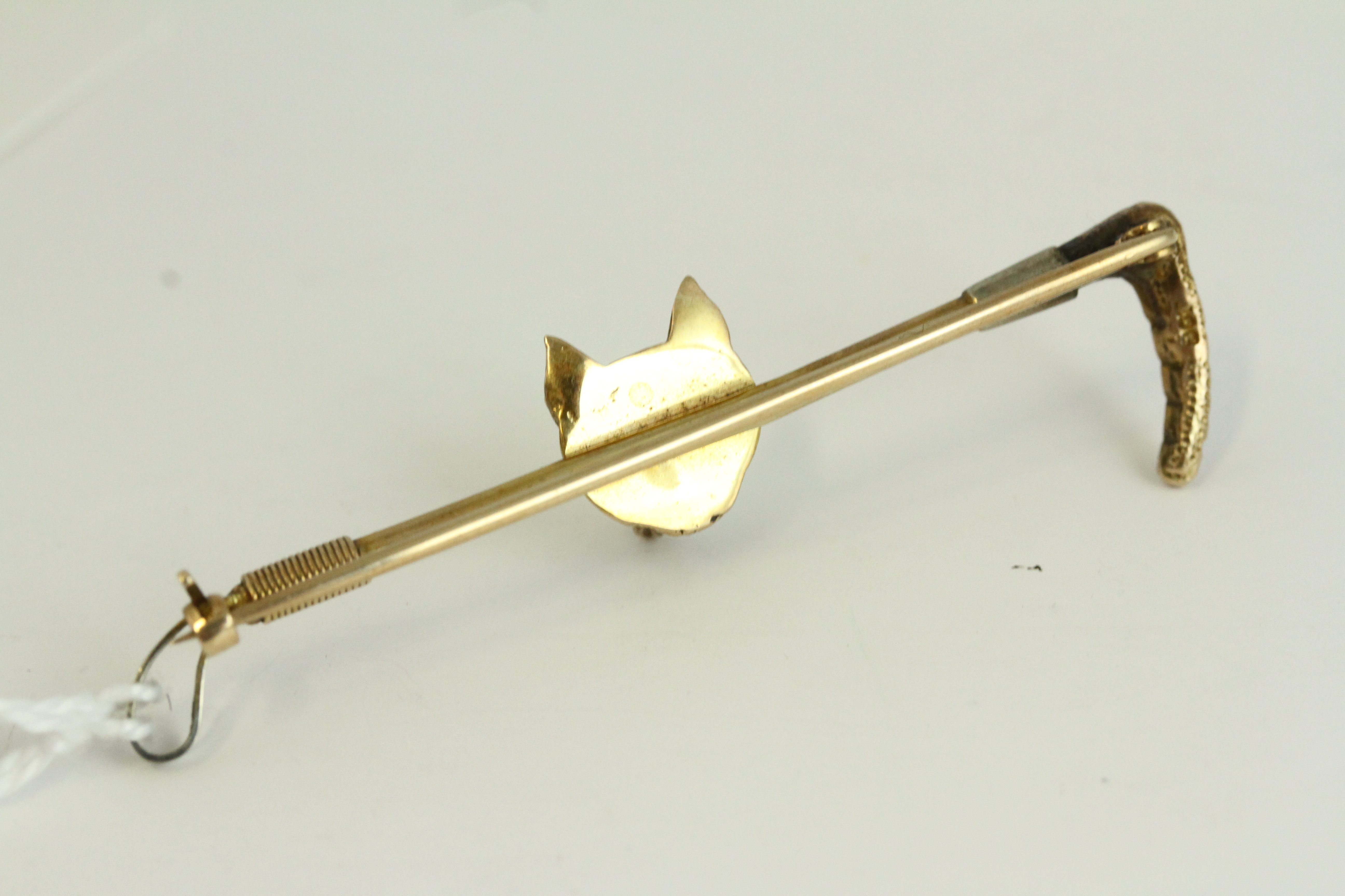 Antique 9ct gold heavy fox hunting bar brooch , marked 9ct . Measures 6.5cm in length . Weighs 6.4 - Image 4 of 4