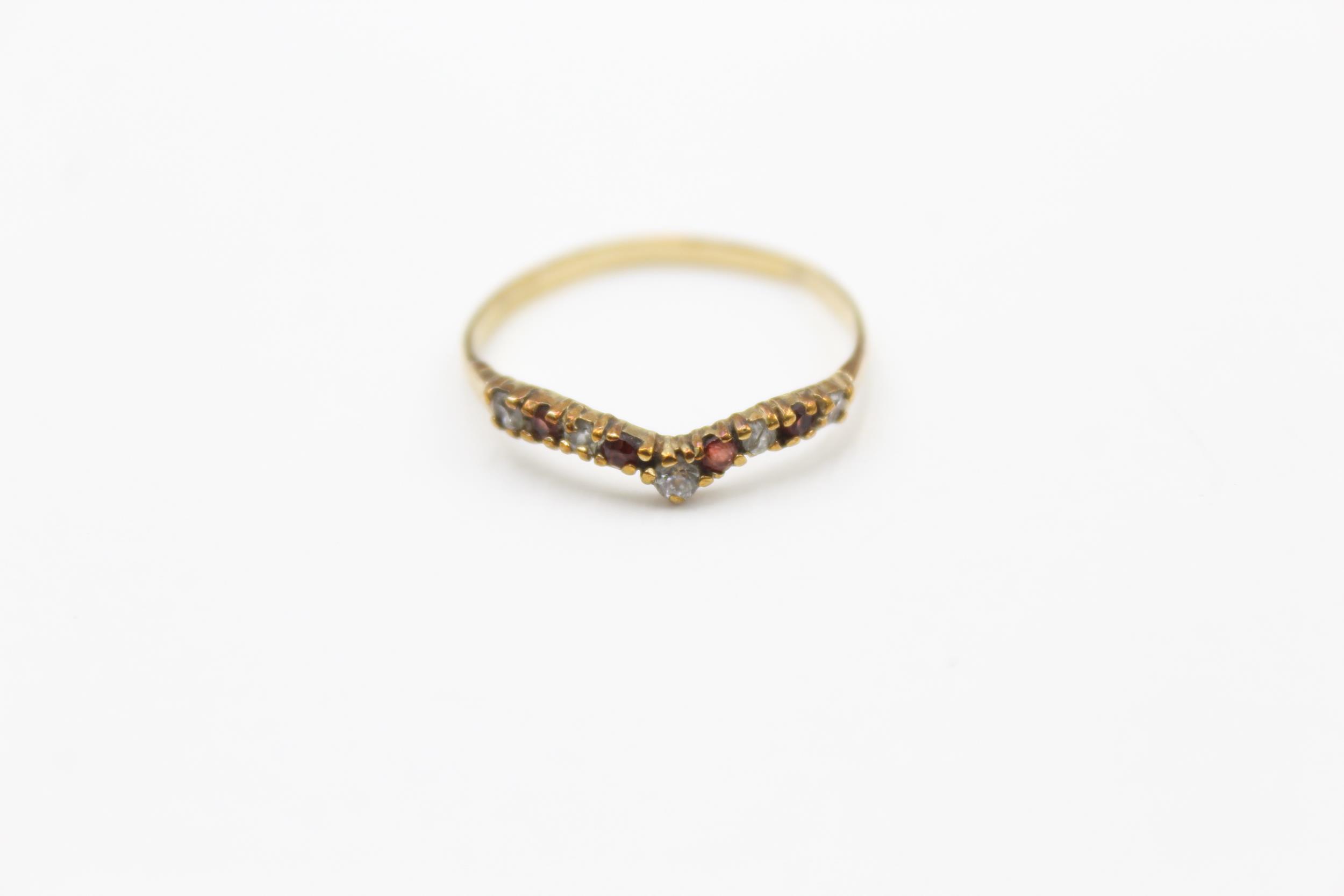 9ct gold vintage garnet & clear gemstone wishbone ring (1.1g) - Image 2 of 4