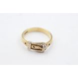 9ct gold buckle ring with clear gemstone detailing (2.6g)