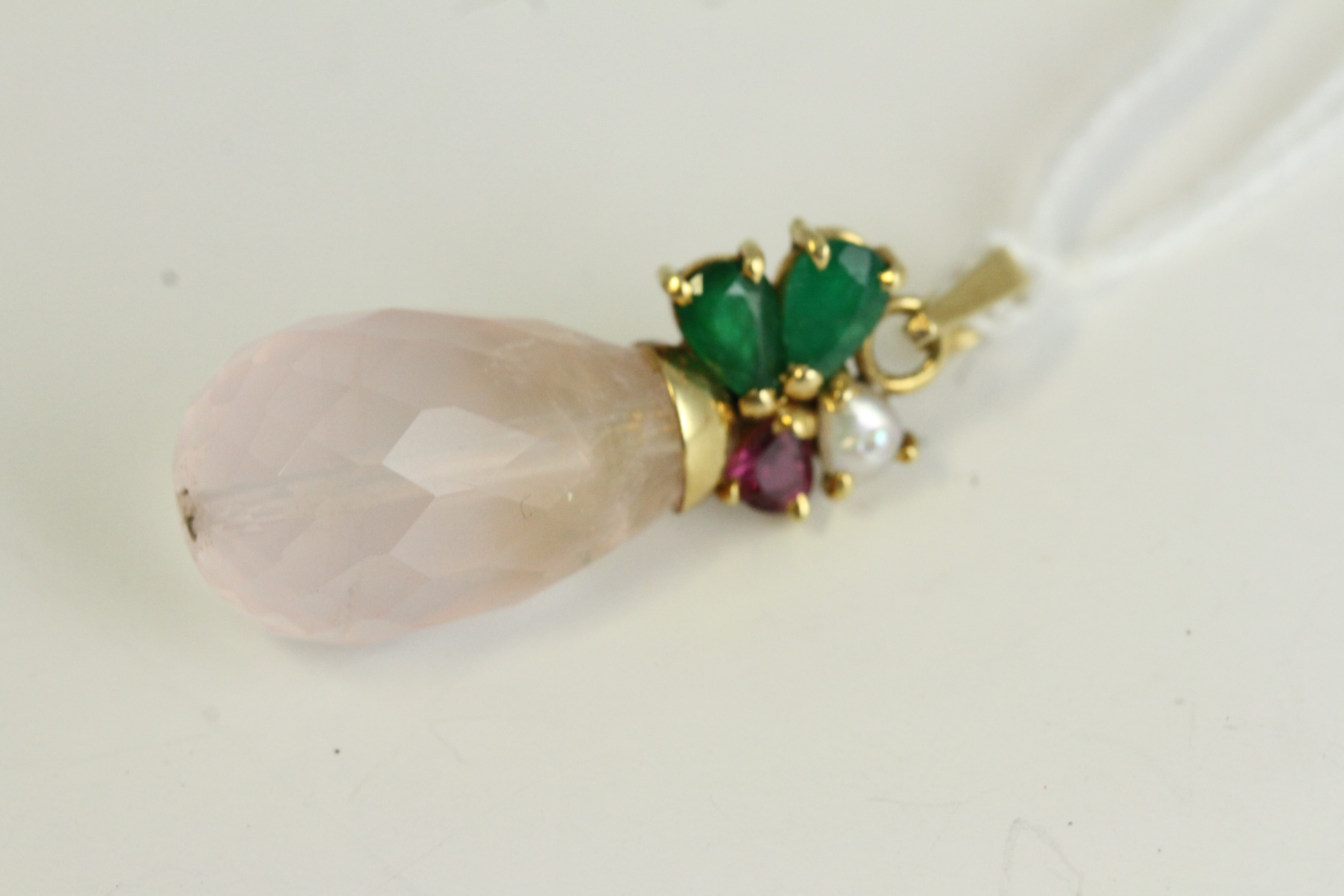 Fine 18ct gold emerald and rose quartz drop pendant. Set with emeralds, ruby and a pearl and a large - Image 5 of 5