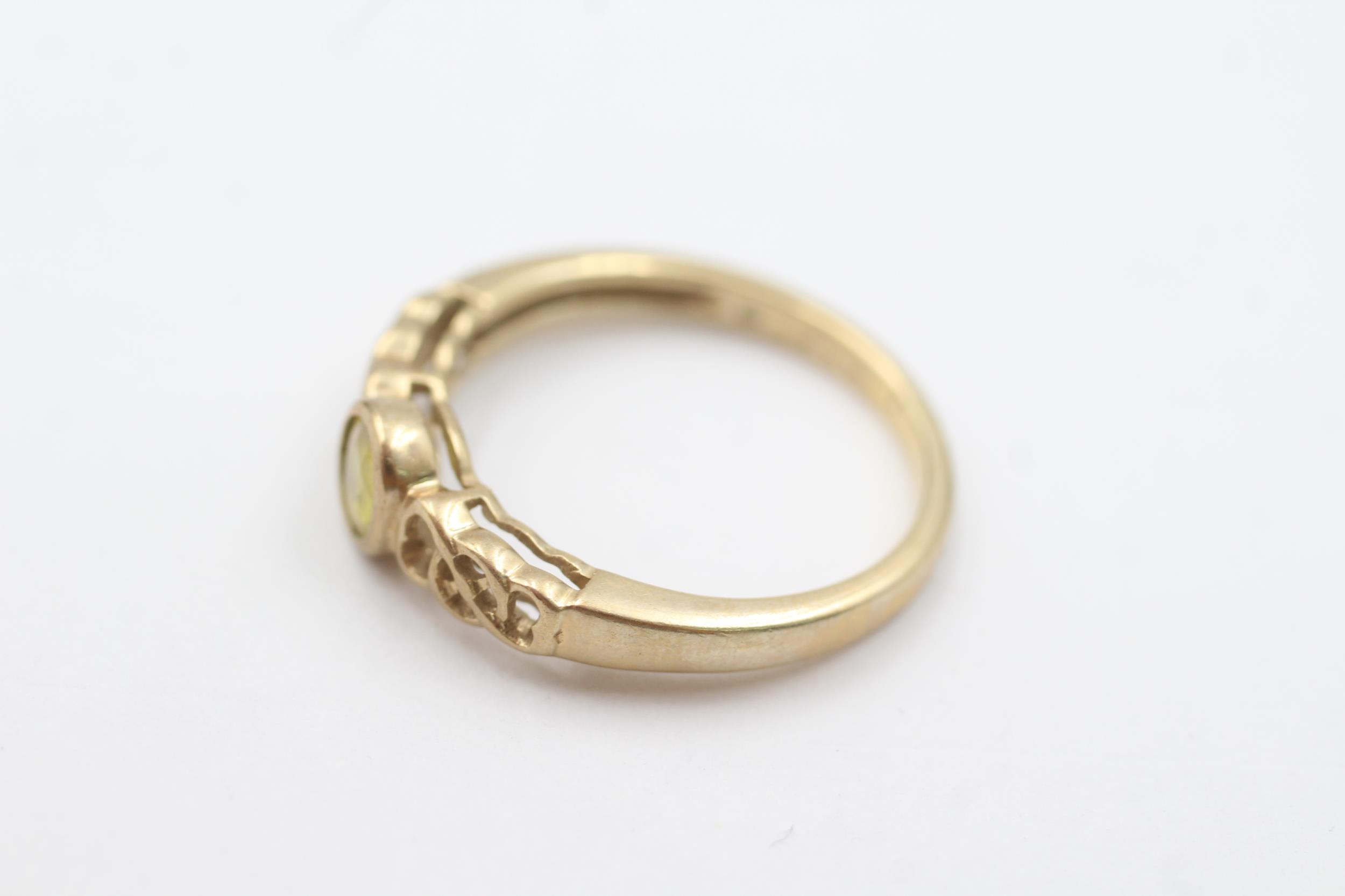 9ct gold yellow gemstone celtic twist ring (2.2g) - Image 5 of 5