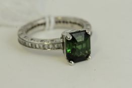 Fine 14ct gold diamond and green tourmaline ring. Engraved with a chased design throughout the