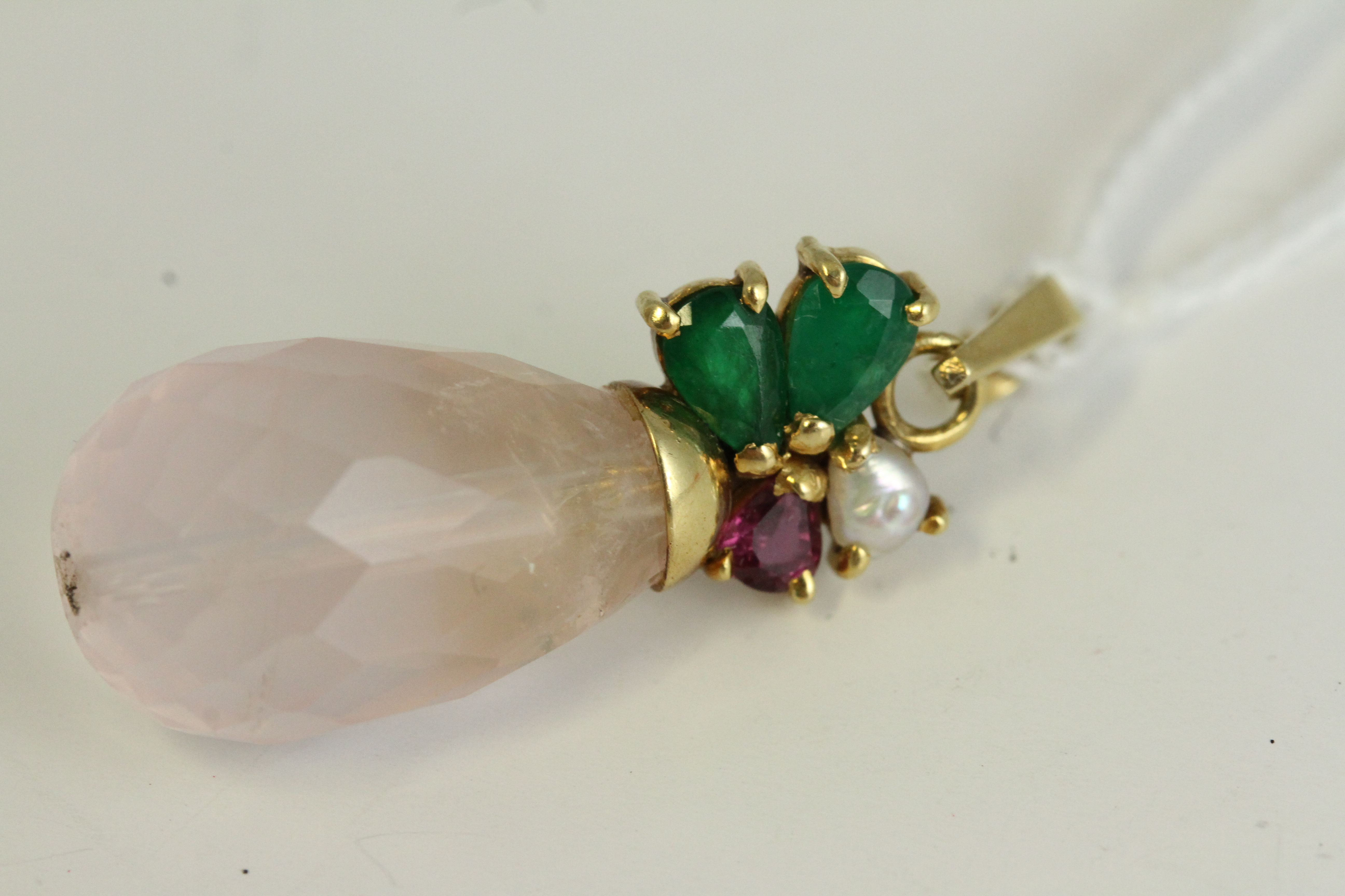 Fine 18ct gold emerald and rose quartz drop pendant. Set with emeralds, ruby and a pearl and a large - Image 2 of 5