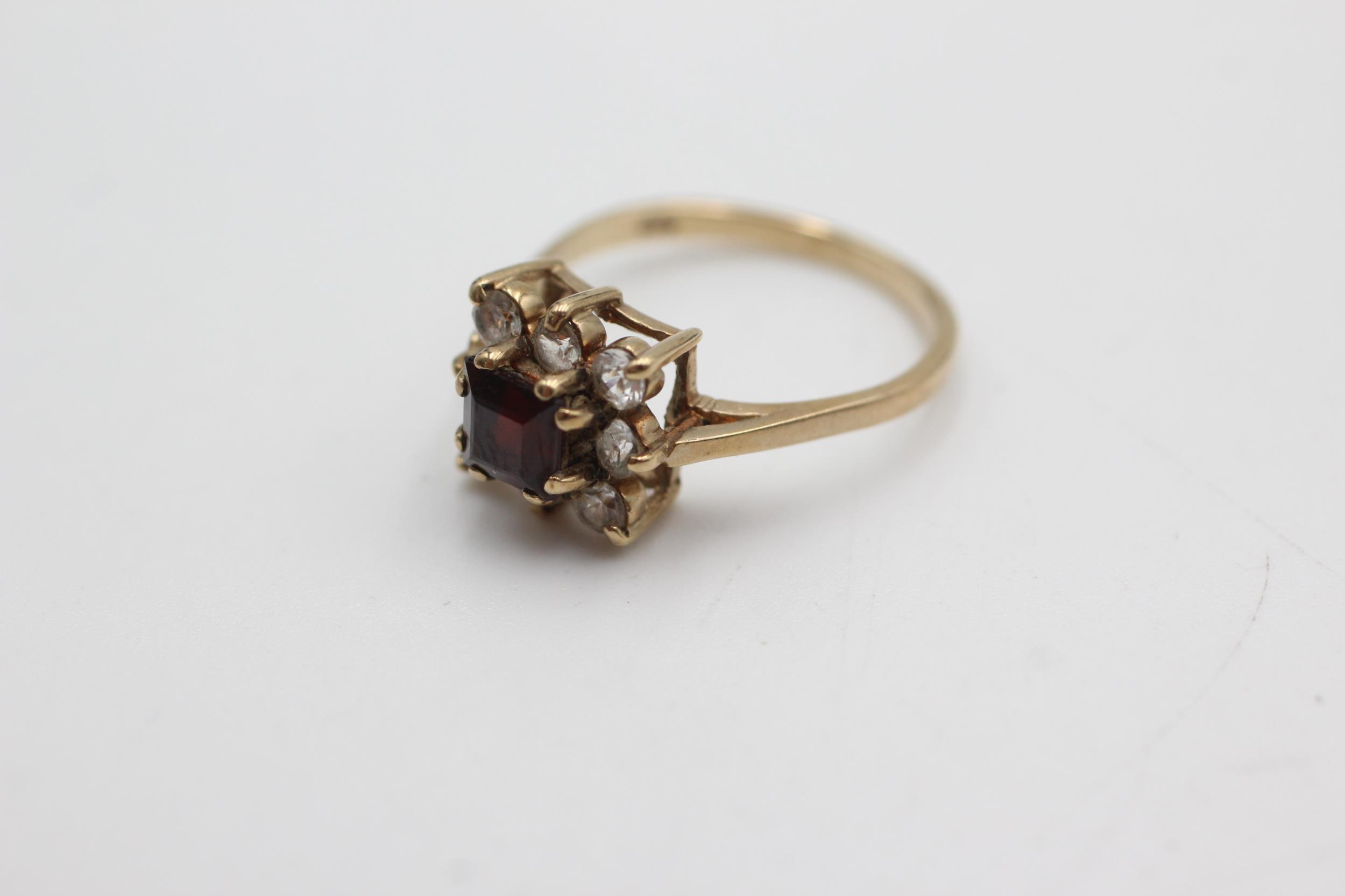 9ct gold vintage garnet & clear gemstone square cluster ring (2.5g) - Image 3 of 4