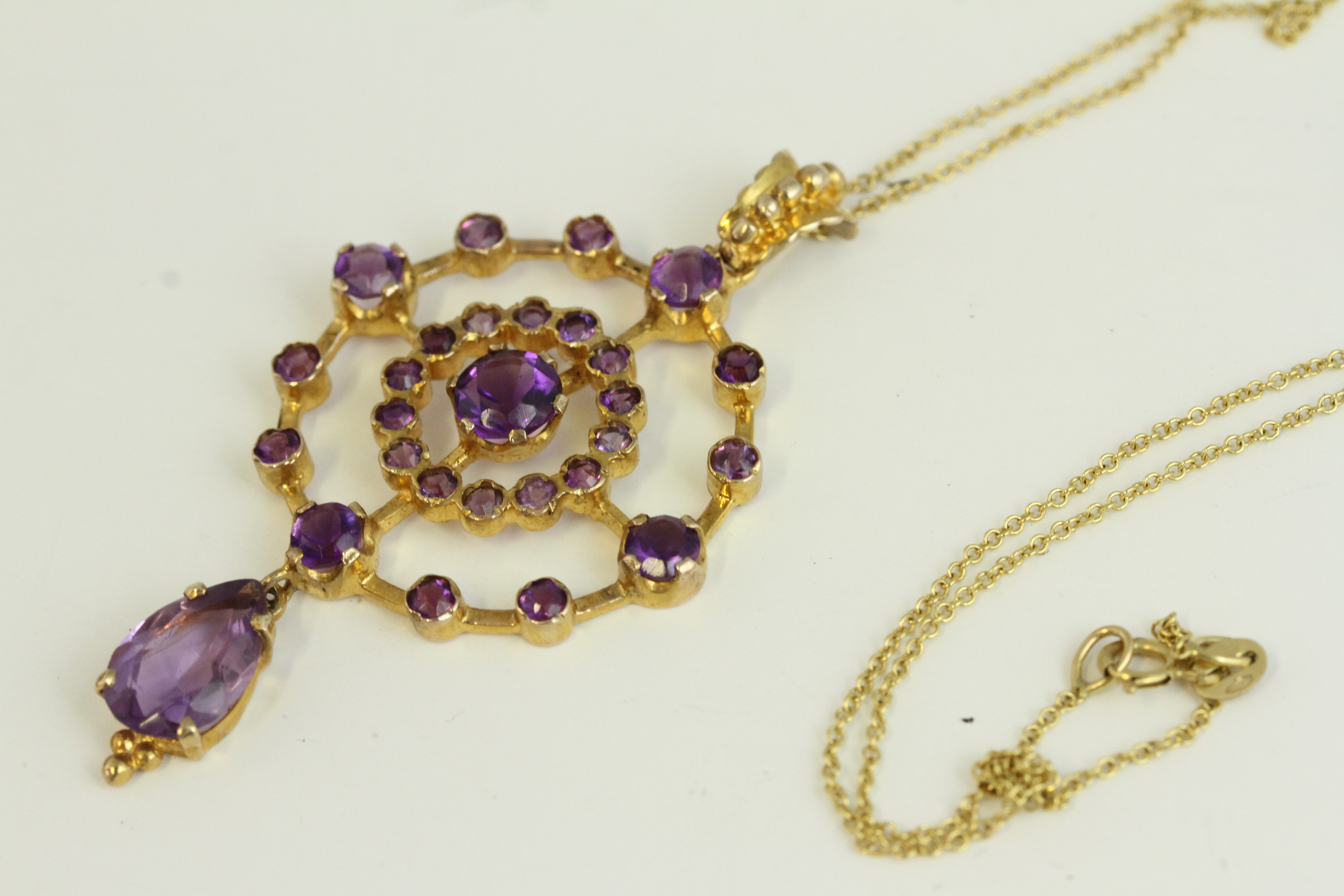 Vintage 9ct gold and natural amethyst target necklace. Set with natural amethysts. Fully - Image 3 of 3