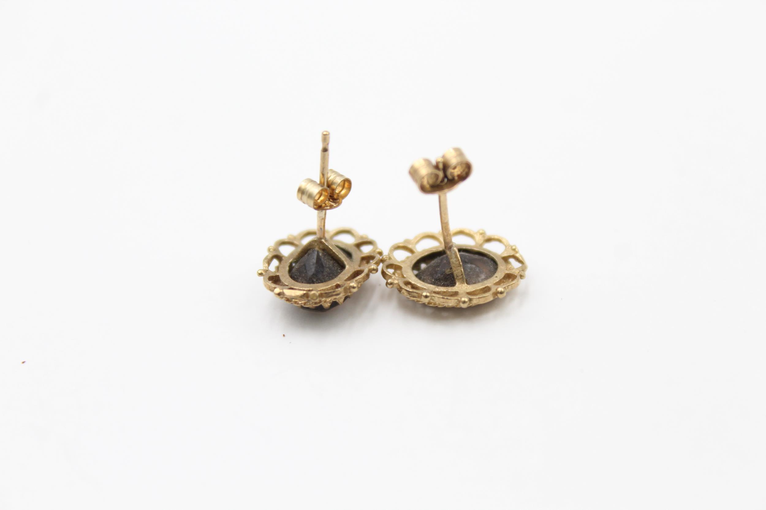 3 x 9ct yelow & white gold paired gemstone stud earrings inc. opal, garnet & smoky quartz (4.6g) - Image 3 of 6