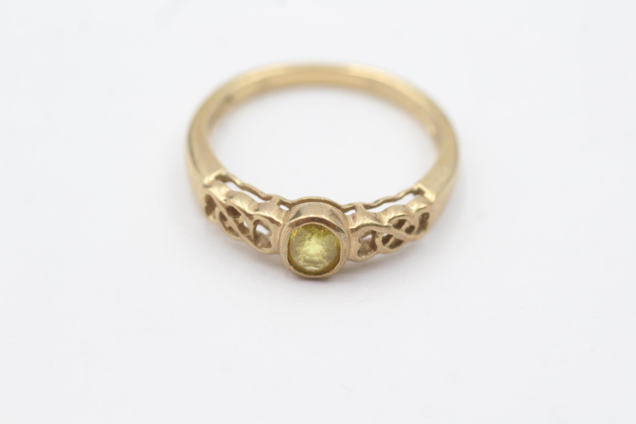 9ct gold yellow gemstone celtic twist ring (2.2g)