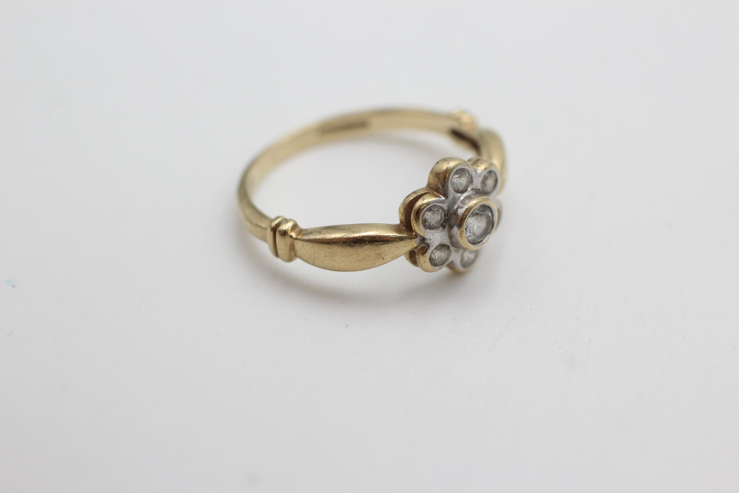 9ct gold vintage clear gemstone flower ring (2.2g) - Image 3 of 4