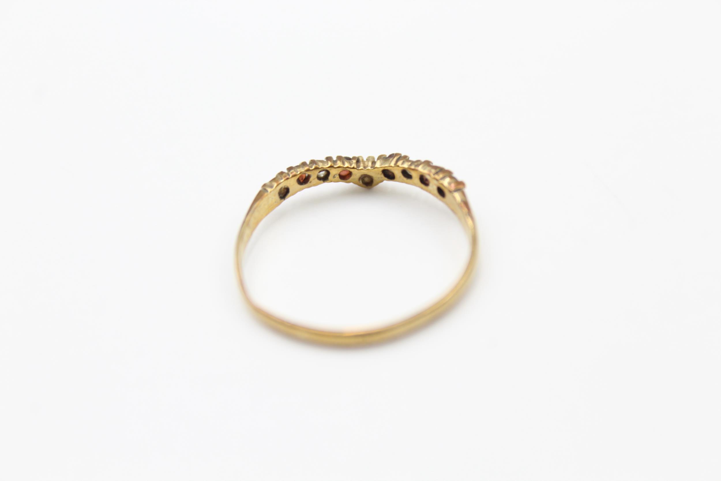 9ct gold vintage garnet & clear gemstone wishbone ring (1.1g) - Image 4 of 4