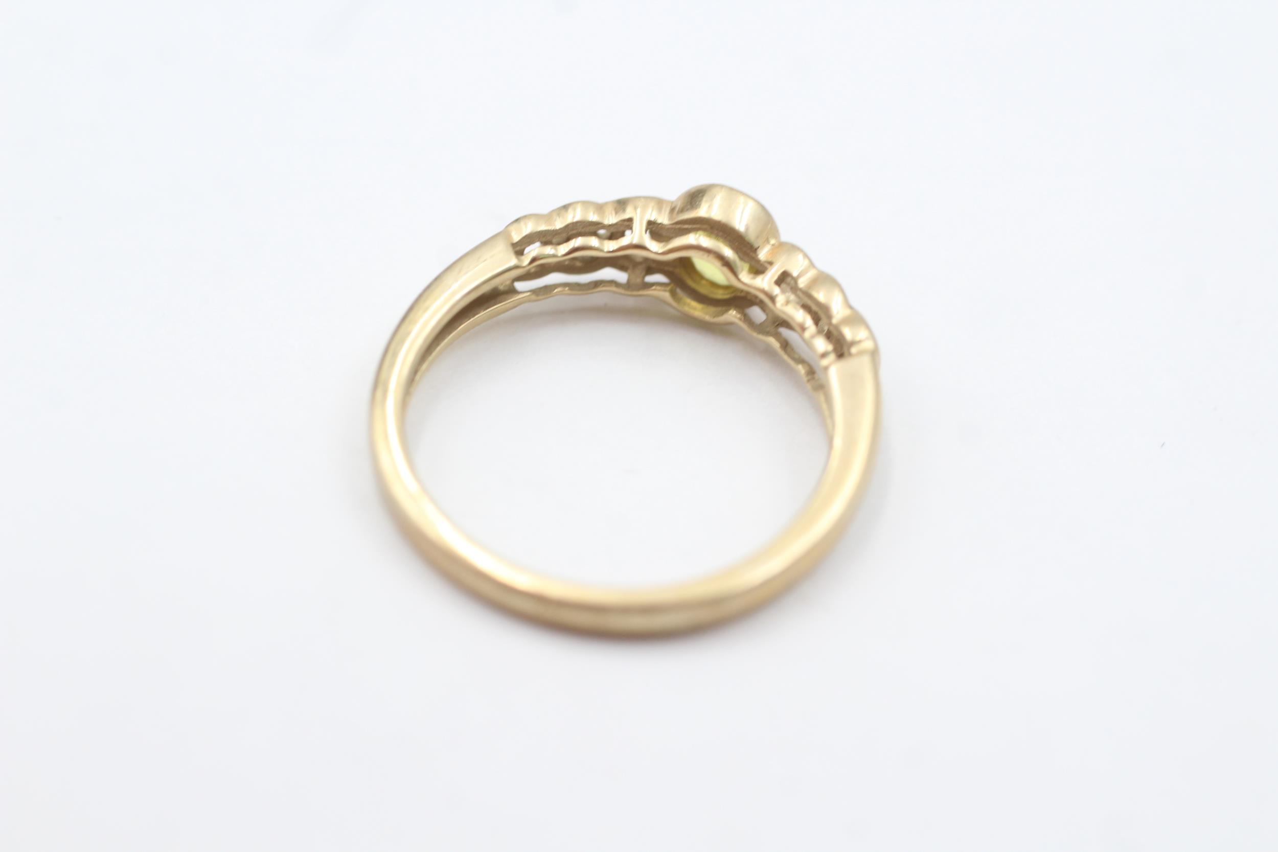 9ct gold yellow gemstone celtic twist ring (2.2g) - Image 3 of 5