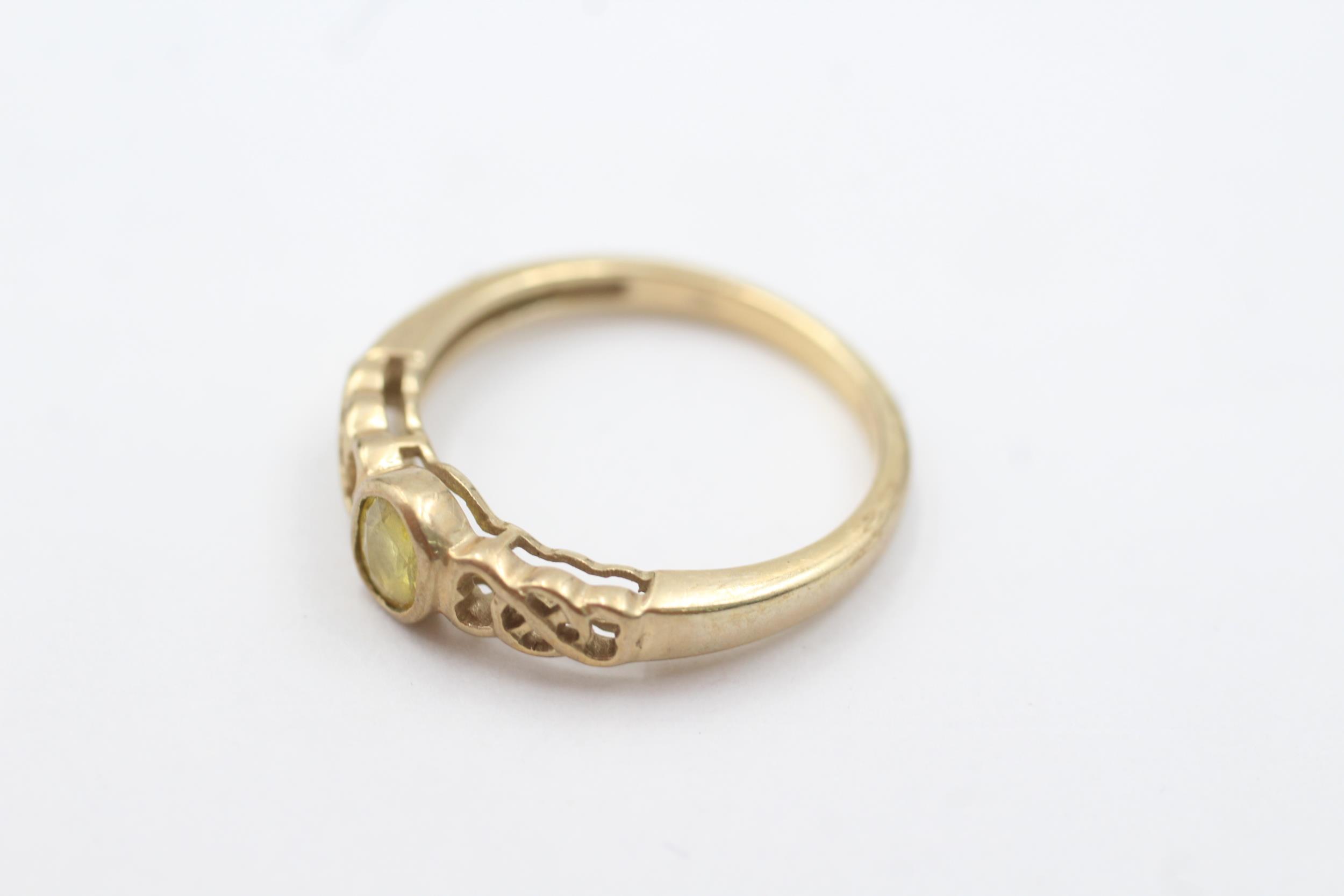9ct gold yellow gemstone celtic twist ring (2.2g) - Image 2 of 5