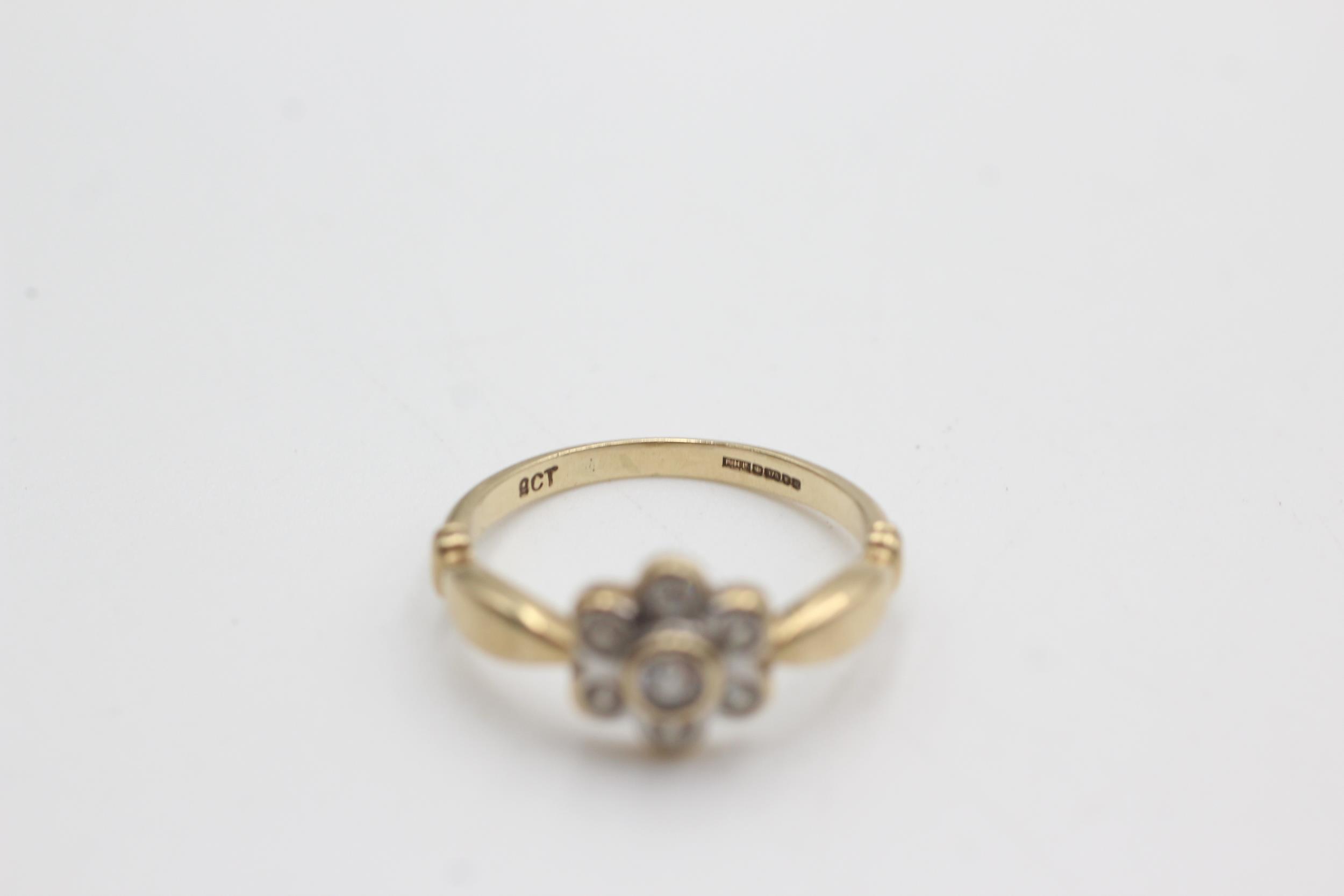 9ct gold vintage clear gemstone flower ring (2.2g) - Image 2 of 4