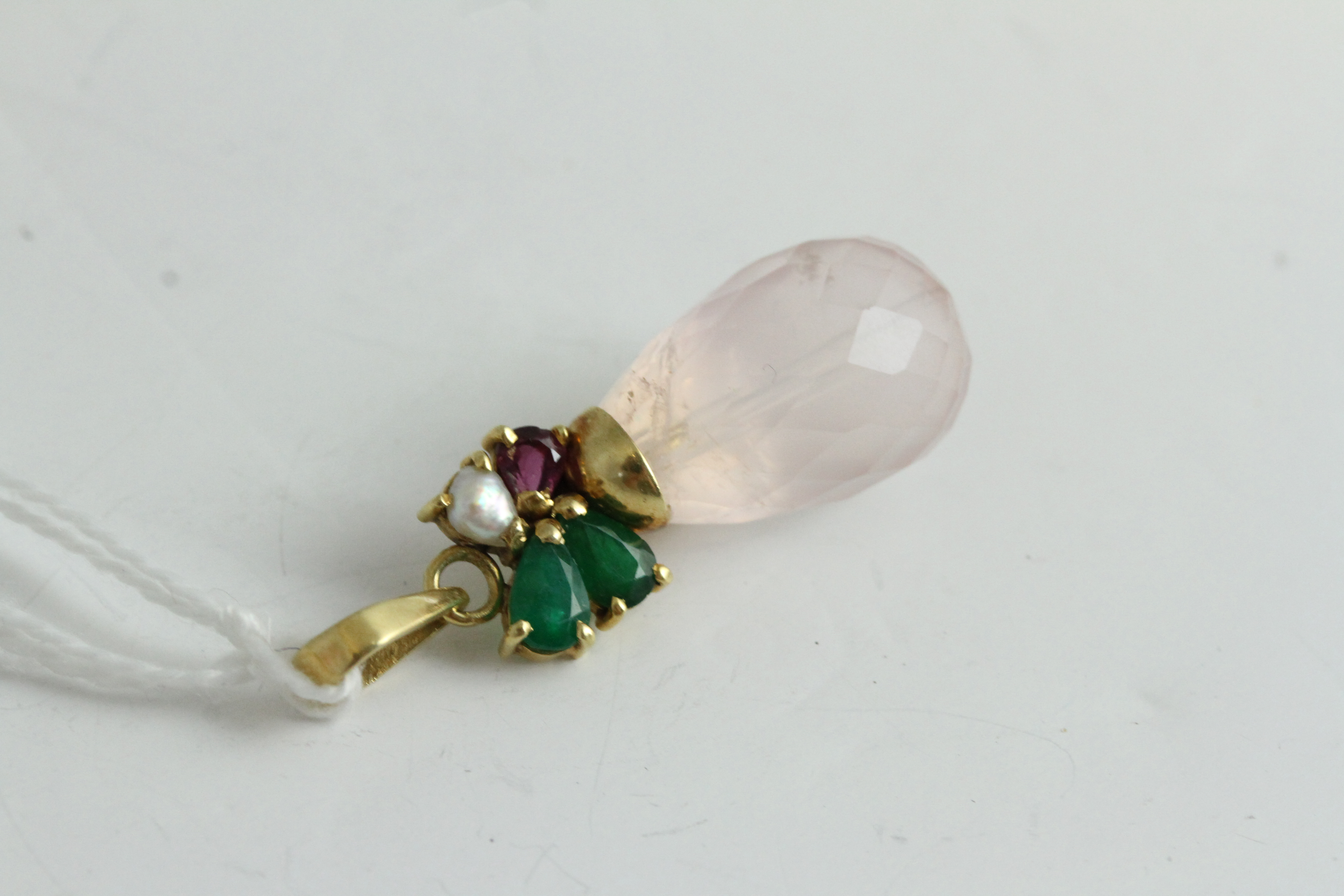 Fine 18ct gold emerald and rose quartz drop pendant. Set with emeralds, ruby and a pearl and a large - Image 3 of 5