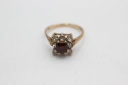 9ct gold vintage garnet & clear gemstone square cluster ring (2.5g)