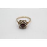 9ct gold vintage garnet & clear gemstone square cluster ring (2.5g)