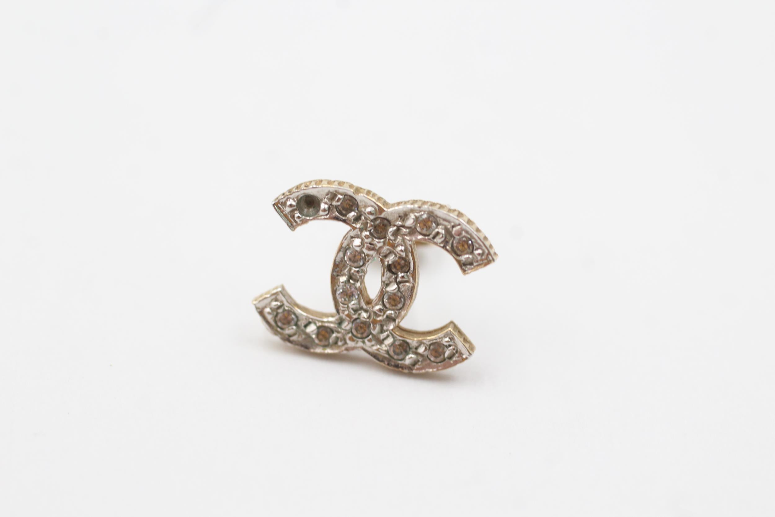 9ct gold clear gemstone monogram earrings (2g) - Image 2 of 5