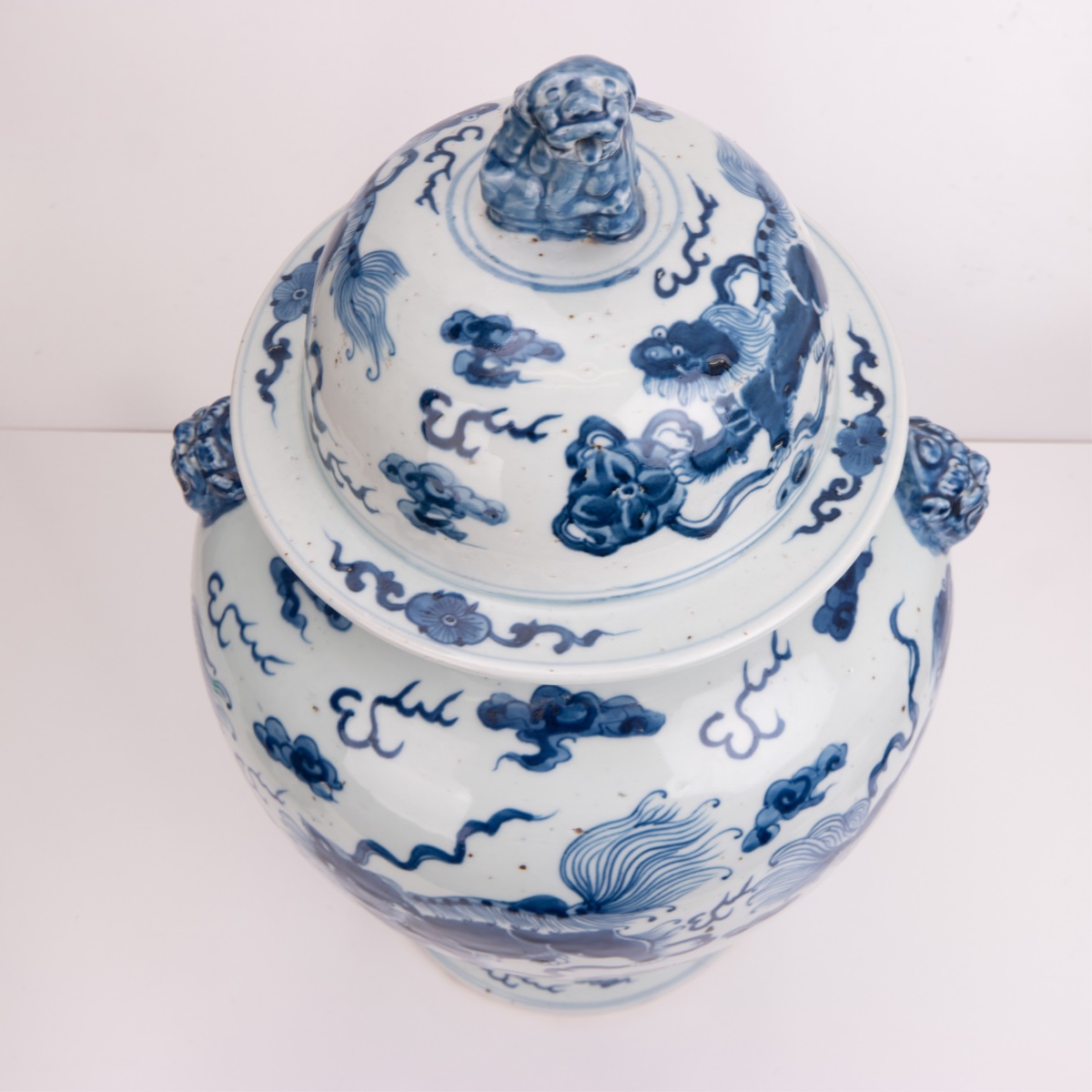 CHINESE BLUE AND WHITE FOU LION VASE WITH LID - Image 2 of 6