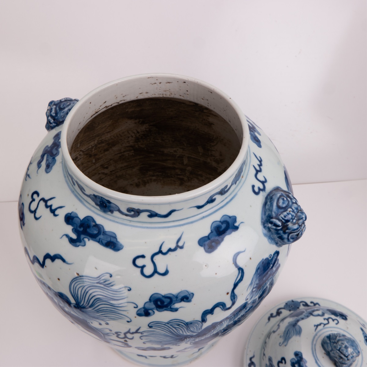 CHINESE BLUE AND WHITE FOU LION VASE WITH LID - Image 5 of 6