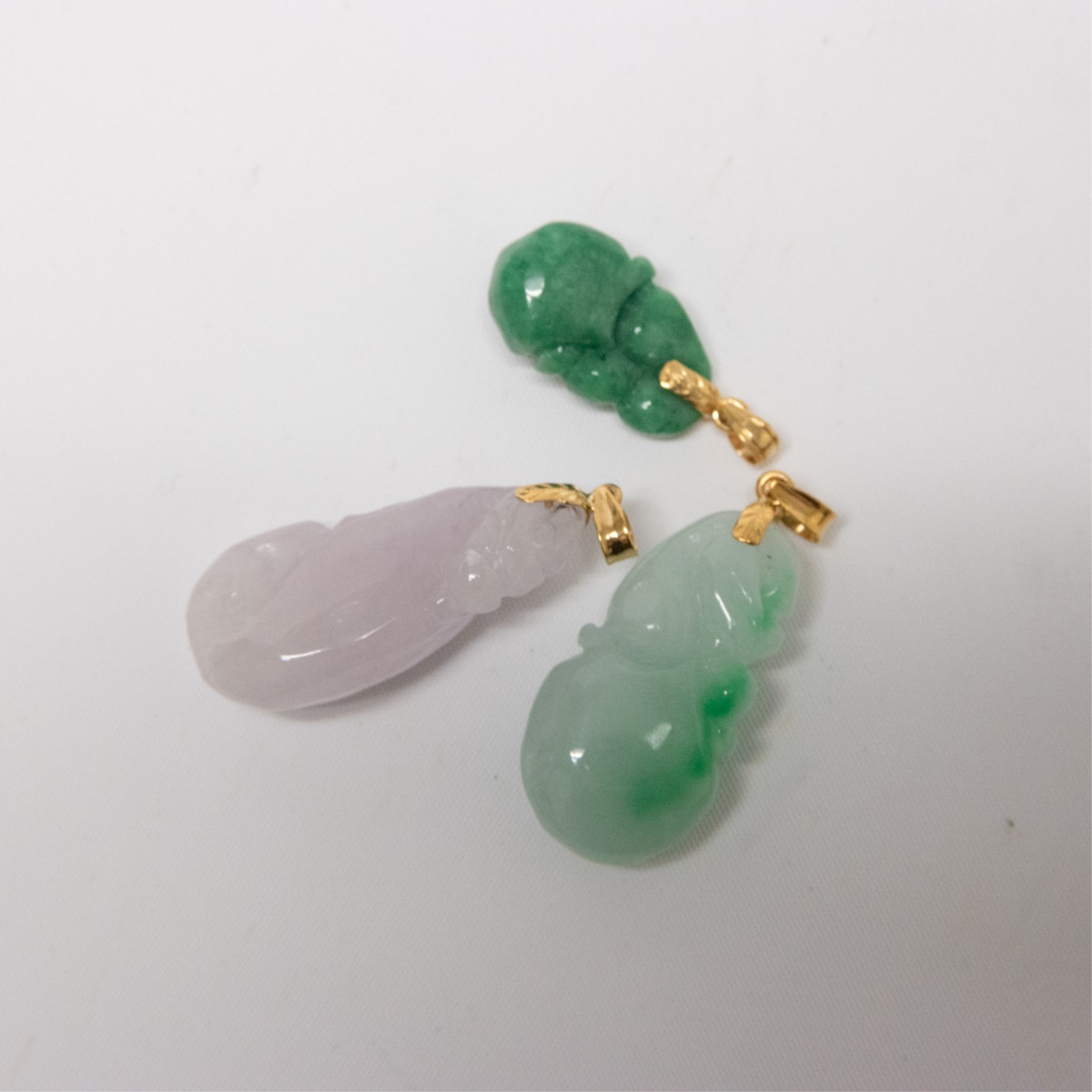 THREE JADEITE PENDANTS - Image 4 of 6