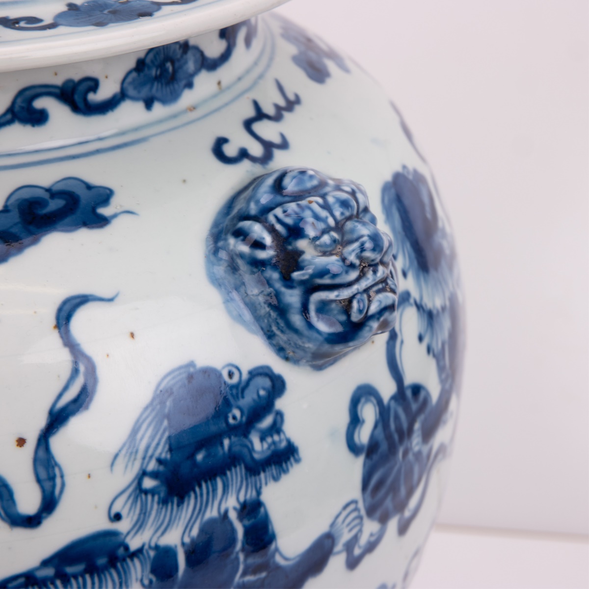 CHINESE BLUE AND WHITE FOU LION VASE WITH LID - Image 4 of 6
