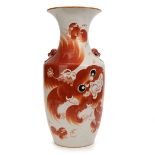 CHINESE RED AND WHITE FOU LION VASE